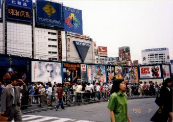 1996_6_新宿東口の“看板前”.jpg