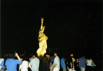 1998_22_お台場で遊ぶ“自由の女神”.jpg
