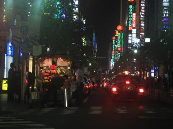 2008_17_夜の銀座と露店の花屋 .jpg