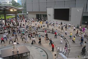 2009_42_足を運ばせるための仕掛け(1).jpg