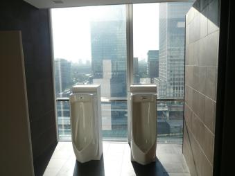 2010_3_トイレから見る東京・丸の内.jpg