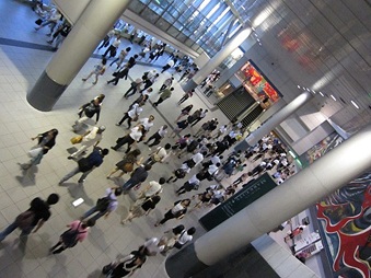 2011_1_駅構内連絡通路の渋谷的形態.jpg