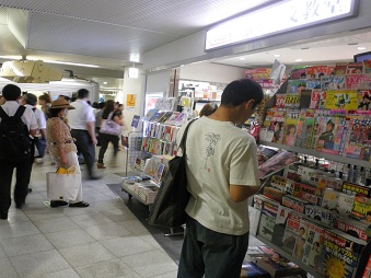 2011_3_小田急新宿駅ホーム脇の本屋さん.jpg