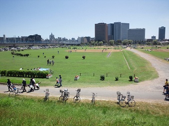 2011_14_河川敷グラウンドと行政サービス.JPG